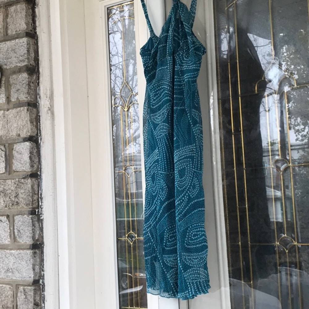 Blues are the colors that catch your eye in this sassy item